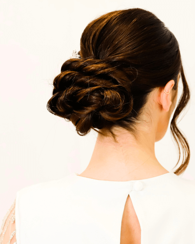 Sposa di spalle che mostra i suoi capelli raccolti in un'acconciatura